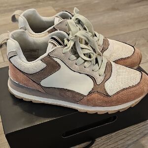 Trendy Sneakers with White and Brown Accents